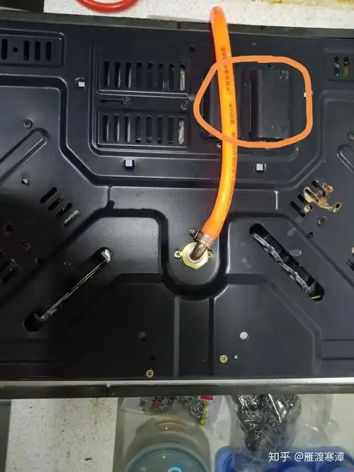 请问这个煤气灶的电池在哪里