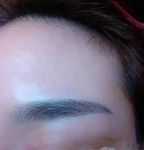 ▼线条 雾眉(仿真又自然):按照毛发顺势摆放的线条眉,和朦朦胧胧的雾