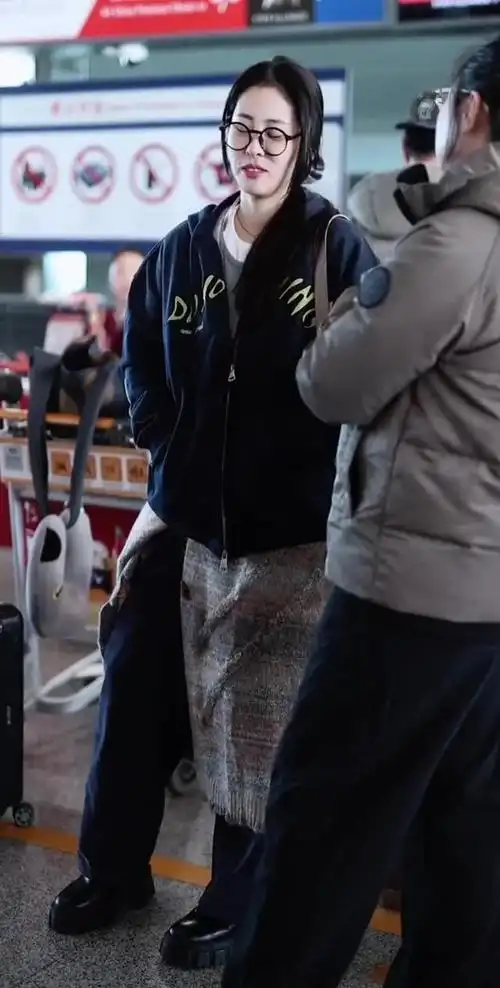 张碧晨最新机场照,真实自然好美!有颜有实力太爱了