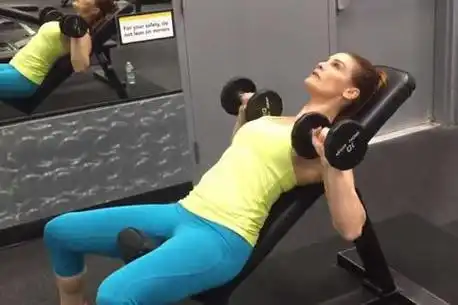 居家胸部塑形训练6个动作对抗下垂问题塑造自然胸部形态