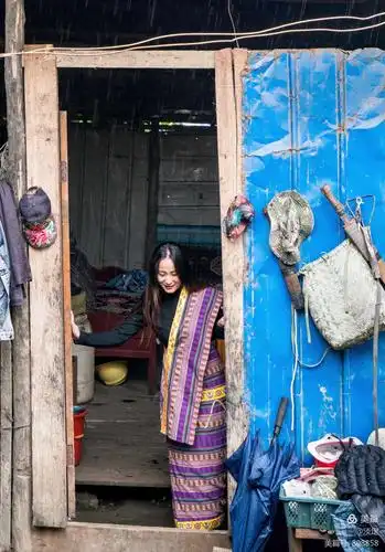 墨脱门巴女性一般不穿长外套,喜欢着小上衣和彩条花纹筒裙.