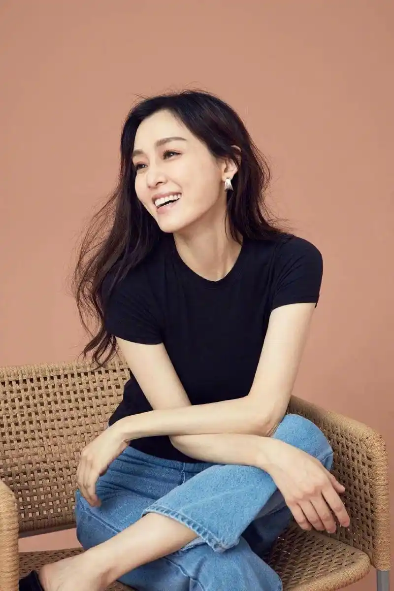 简介:范玮琪温柔性感杂志写真图片,分享一组范玮琪图片给大家,图中的