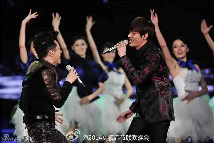 李敏镐上春晚 与庾澄庆合唱《情非得已》