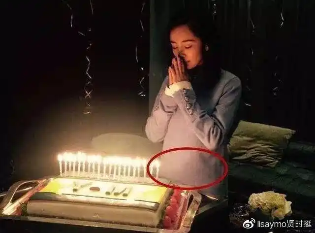 而张碧晨,像这样大肚子唱歌,一年多后又带着孩子从国外回来找