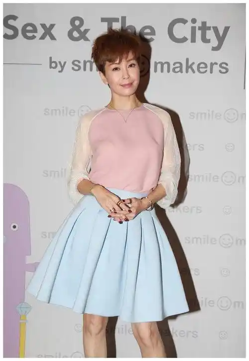 原创伍咏薇气质太出众粉色上衣配蓝色半身裙少女感十足毫无违和感