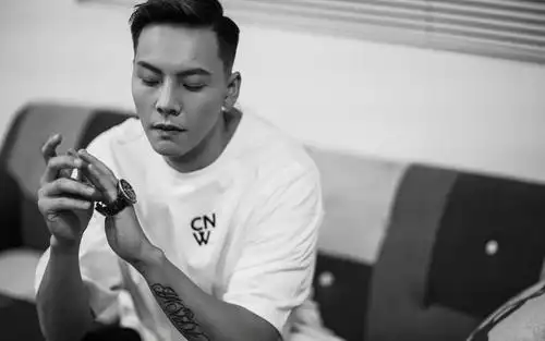 陈伟霆时尚休闲黑白帅气迷人写真