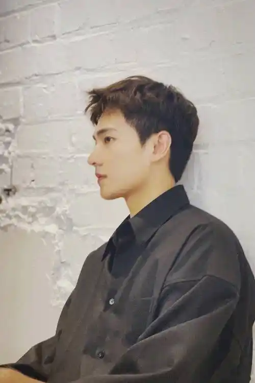 杨洋发九宫格自拍,顶级帅哥骨相极好,帅到让人窒息_呆人_下颚_鼻子