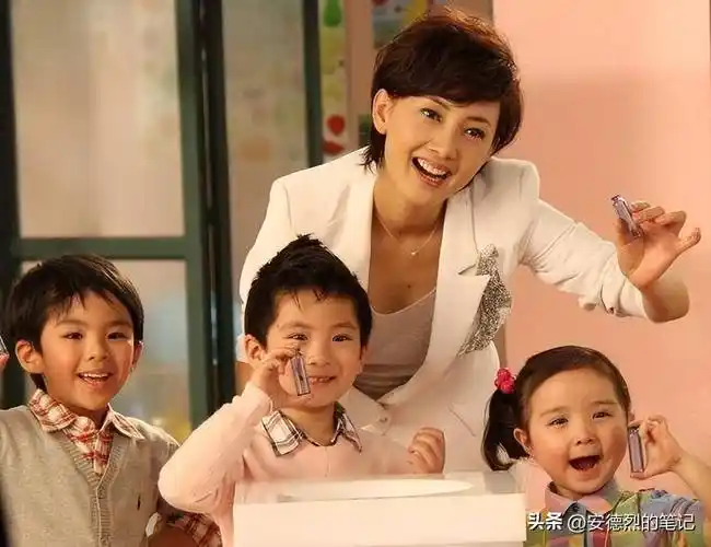 牛莉:我这辈子最骄傲的决定,就是为普通丈夫连生三个孩子_表演_小时候