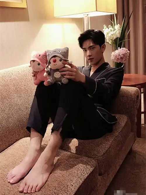 杨洋的高颜值下竟然还有这样一双脚亮点竟是那个脚趾甲