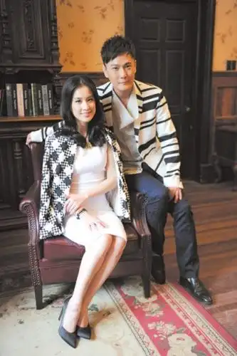 黄圣依谈与张信哲亲热戏:我很尴尬,只是装镇定