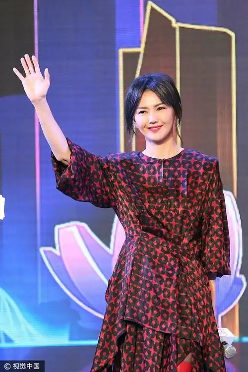 本以为产后复出的孙燕姿变美了,没想到又被这对大红靴给丑哭了