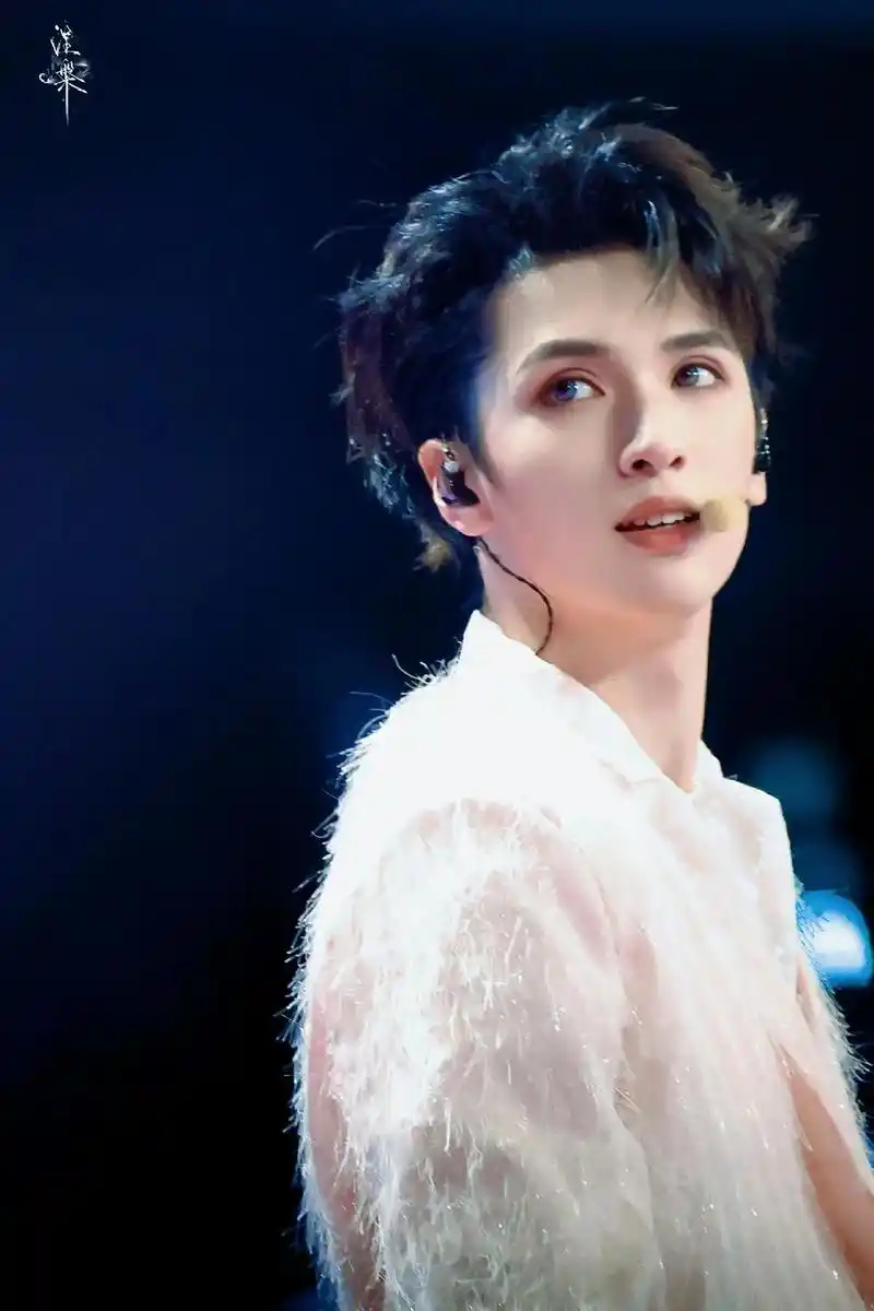 绝美舞台 #严浩翔舞台照 #严浩翔新歌 - 抖音
