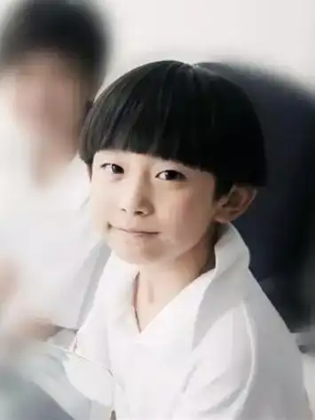 易烊千玺新发型帅爆 盘点那些年烊烊的发型