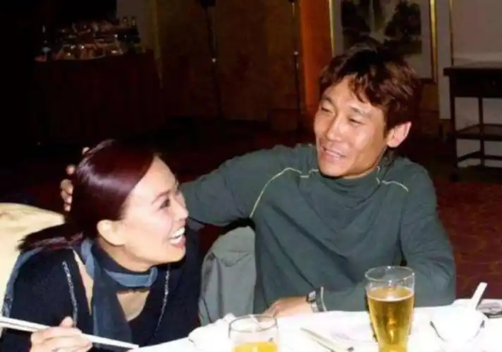 那英与高峰同居10年,还为他生儿子,为何转身嫁给了孟桐?_王纳文