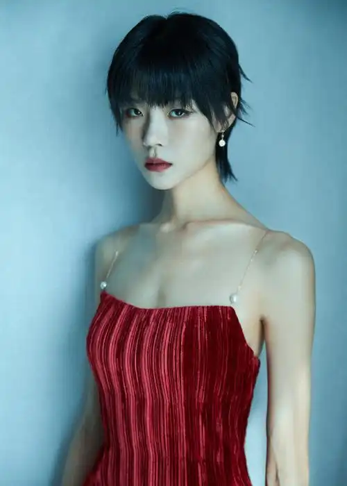 张婉清红丝绒吊带裙