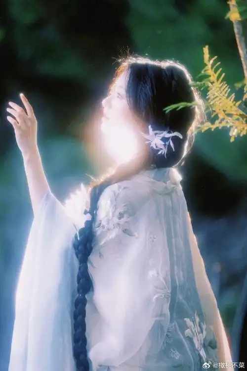 包上恩这套古风造型好清丽,如林间的花幻化成了明媚少女,新奇地感受着