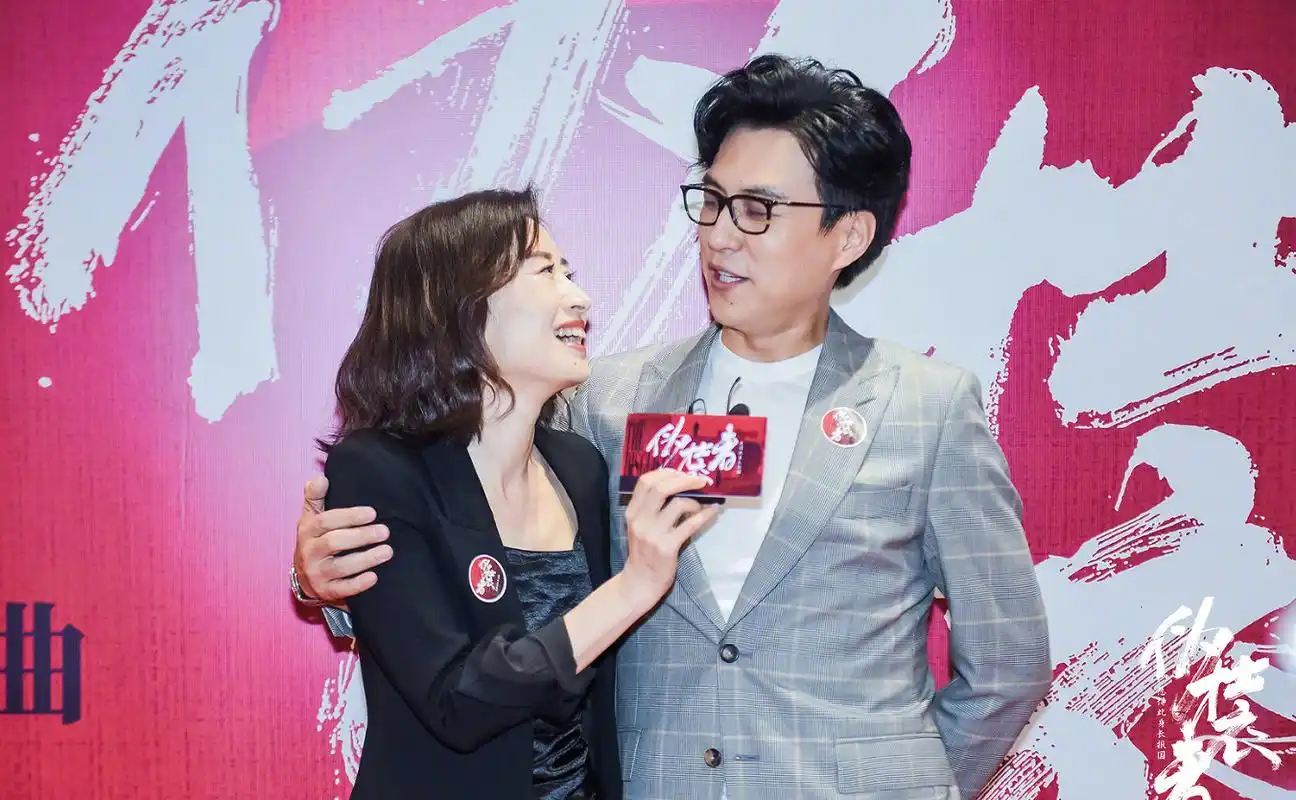 刘敏涛靳东亲密搂肩,四次合作,部部经典,姐弟情深