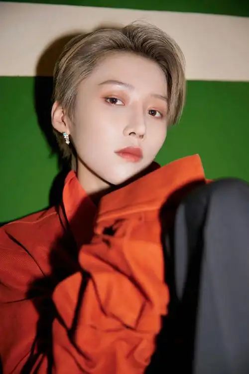 刘雨昕出道三周年橙色写真##刘雨昕出道三周年写真照