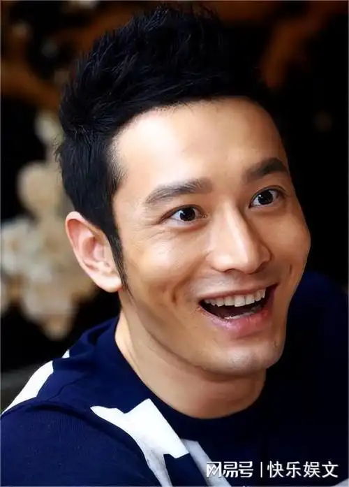 黄晓明回山东庆46岁生日!三代同堂合影显幸福,父母罕见现身支持