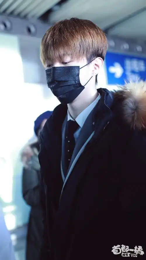 范丞丞穿羽绒服戴口罩现身机场白嫩帅气网友眼睛太漂亮了