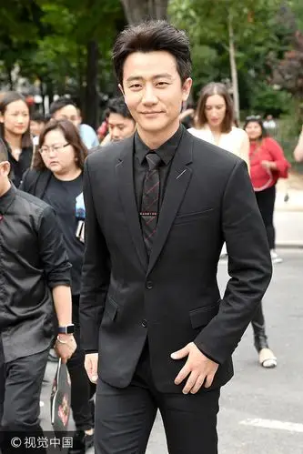 "初恋暖男"黄轩亮相巴黎男装周dior秀 黑西装展绅士魅力温文尔雅