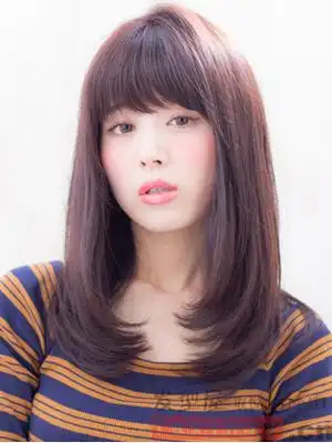 女士烫发内扣发型 时尚别致又百搭