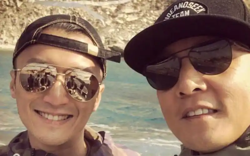 吴彦祖晒与谢霆锋同游希腊自拍照,网友调侃帅哥喜欢帅哥一起玩!