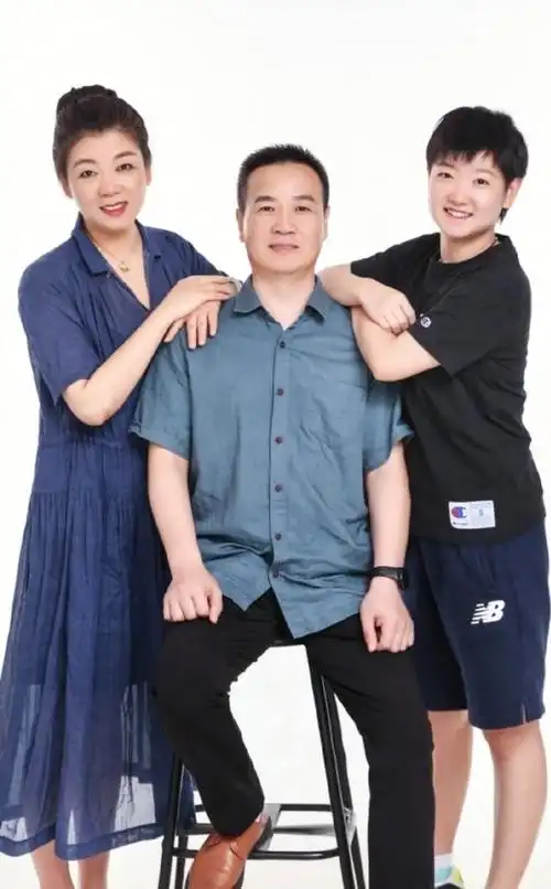 珍藏孙颖莎与爸妈合影照孙妈妈气质出众与孙颖莎好似姐妹