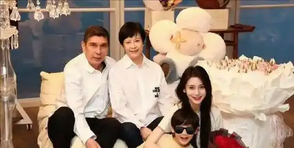 继叶珂黄晓明后,李菲儿也受牵连,原来杨颖三年前就有所察觉!