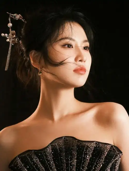 张慧雯获"新时代最具挑战女演员" 中式旗袍尽显国风韵调