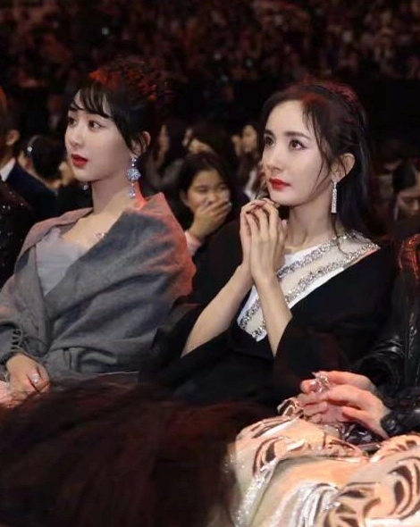 有种对比叫撞衫杨紫杨幂穿同款身材却像未成年vs奶妈