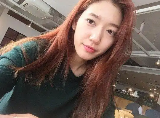 朴信惠在釜山晒美貌 素颜下依然很闪亮