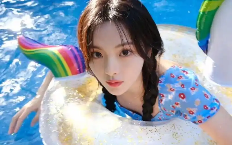 杨超越泳池大片!这么好看上辈子一定是条美人鱼吧?