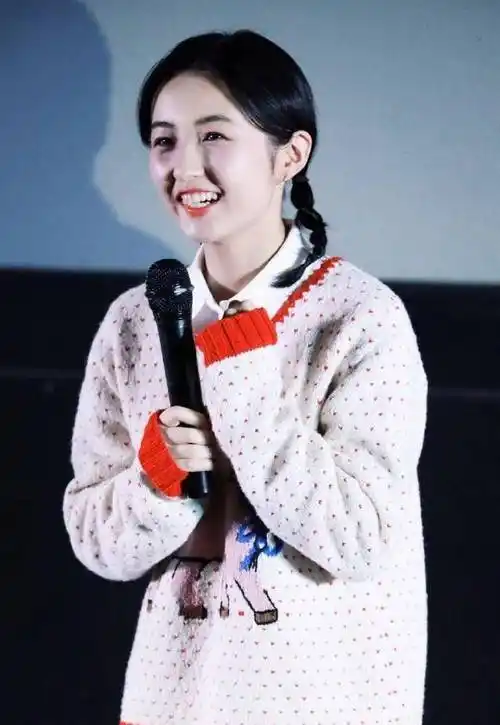 张子枫亮相新戏路演,罕见烈焰红唇配14500毛衣,18岁美得太高调_妹妹