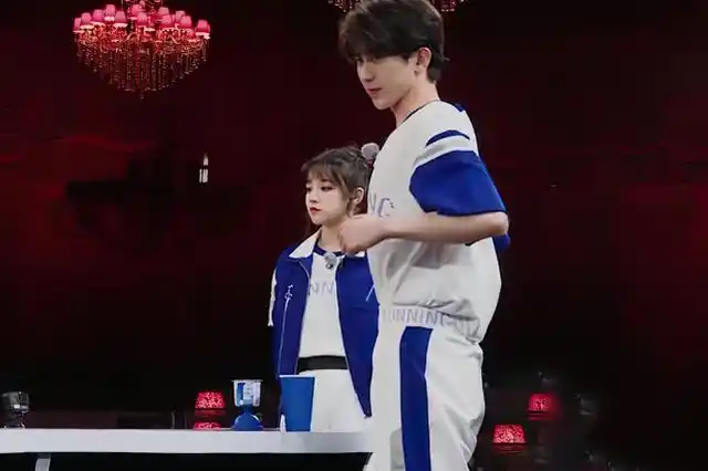 蔡徐坤和宋雨琦抢东西,镜头切远景获观众原谅:全网欠他一个道歉