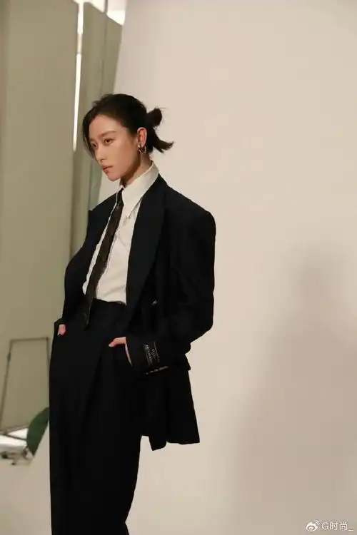 倪妮一图封神穿西装打领带也太帅了一身复古造型更是爆款穿搭