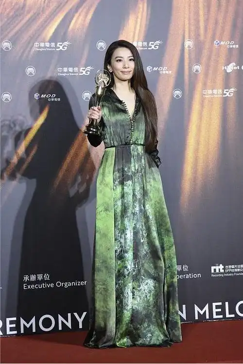 金曲奖最佳女歌手田馥甄实至名归穿绿裙美若天仙看着真养眼