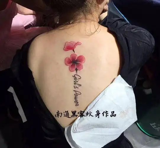 花字母纹身图片_成品背部字符纹身图案