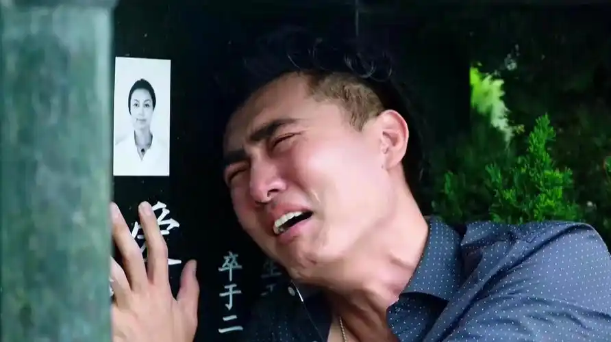 家庭秘密大结局:光辉无意中发现自己的身世秘密,当场崩溃!