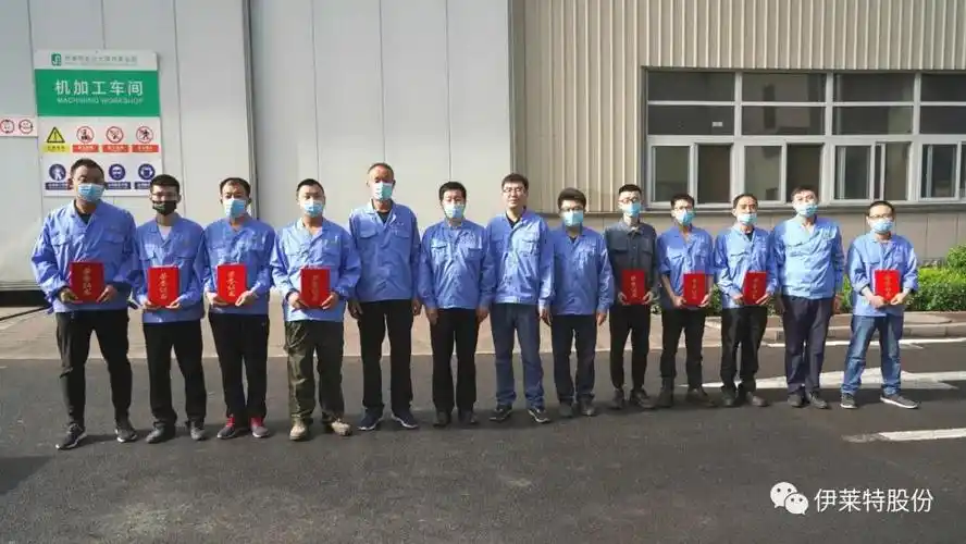 大锻件事业部受表彰工人合影