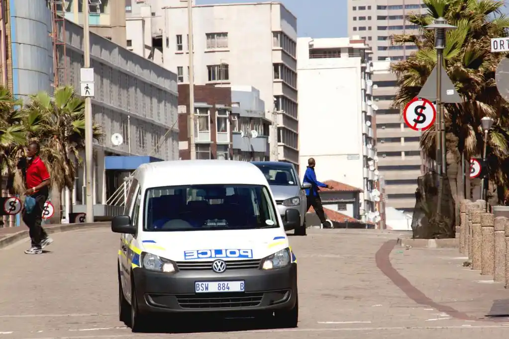 警车巡逻在南非德班街