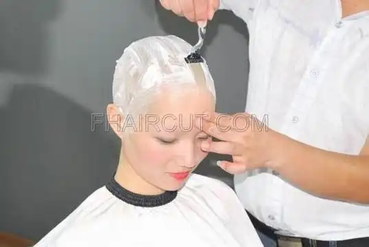 美女剃光头顺便剃眉毛强迫美女剃光头刮眉毛图