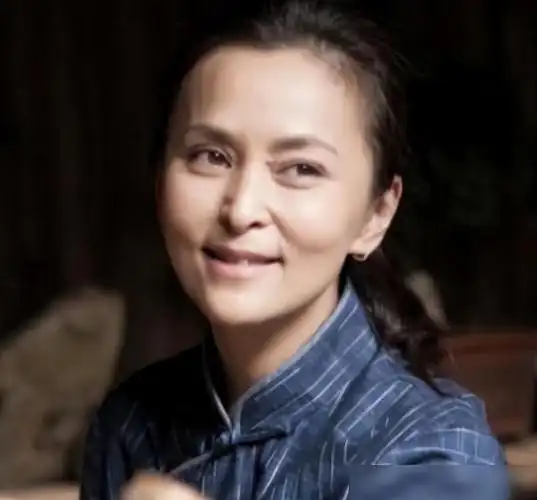 回顾何音与黄志忠结婚13年生有一子离婚后嫁小9岁老公如今美满