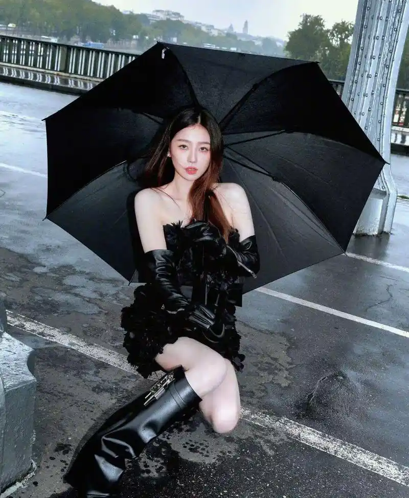 虞书欣的腿好适合穿长靴,搭配"二分裙",时髦洋气又显瘦