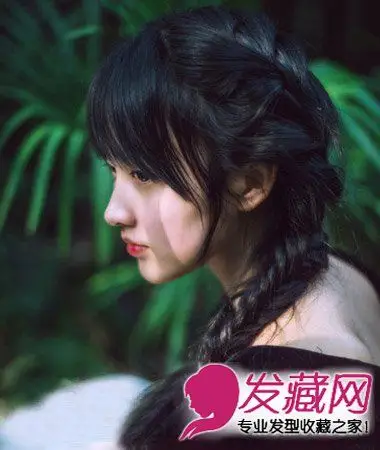 的一款长发编发,乌黑莹亮的发丝最显淑女气质,搭配鱼骨辫编发丰富发型