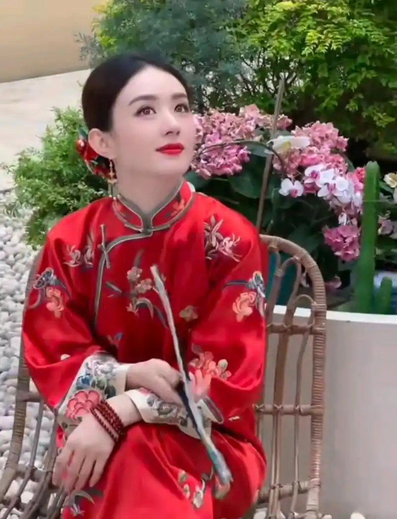 赵丽颖端午节身穿红色旗袍祝大家"喜乐安康",大家直呼小仙女