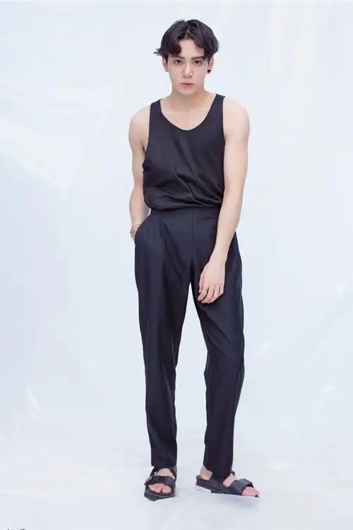 曾舜晞一身黑色质感元素 展现刚毅硬朗的形象