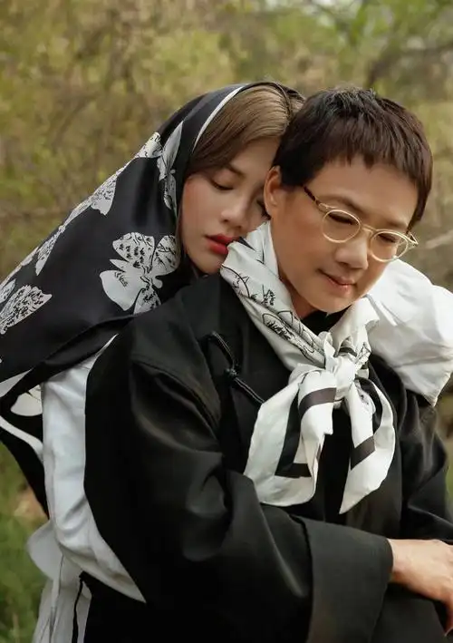 原创被看衰的恋情并没有分手马思纯张哲轩甜蜜聚餐还带着妈妈参加