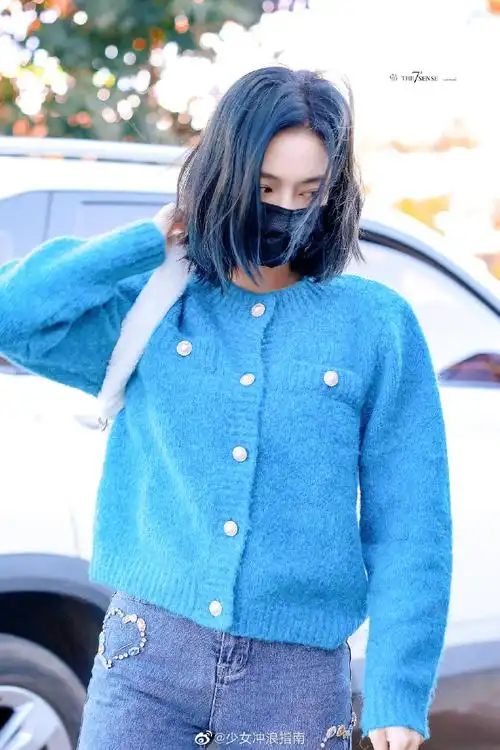 许佳琪蓝色齐肩发#许佳琪今日饭拍,身穿蓝色短款毛衣,齐肩蓝色短发很