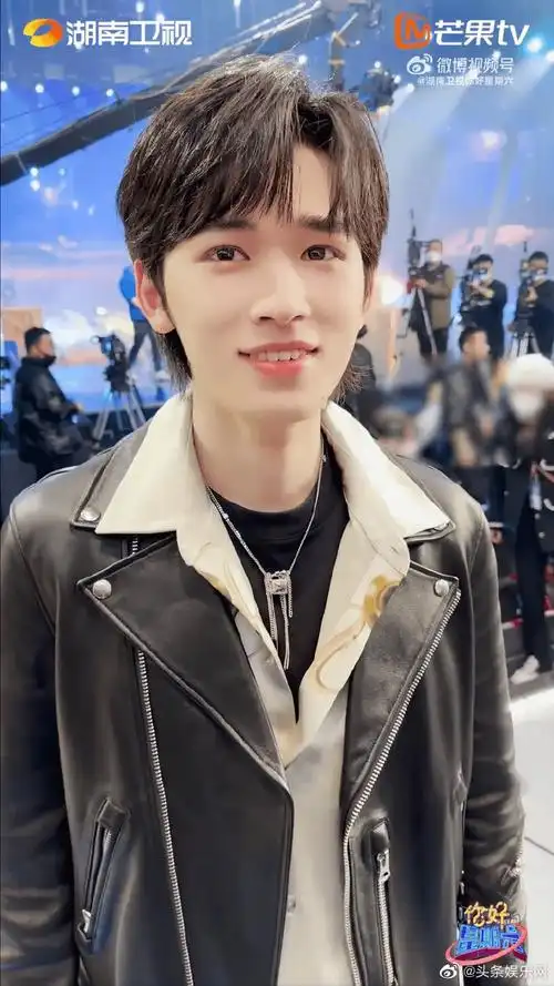 宋亚轩嘴角向下笑加一##谁教宋亚轩这么笑的